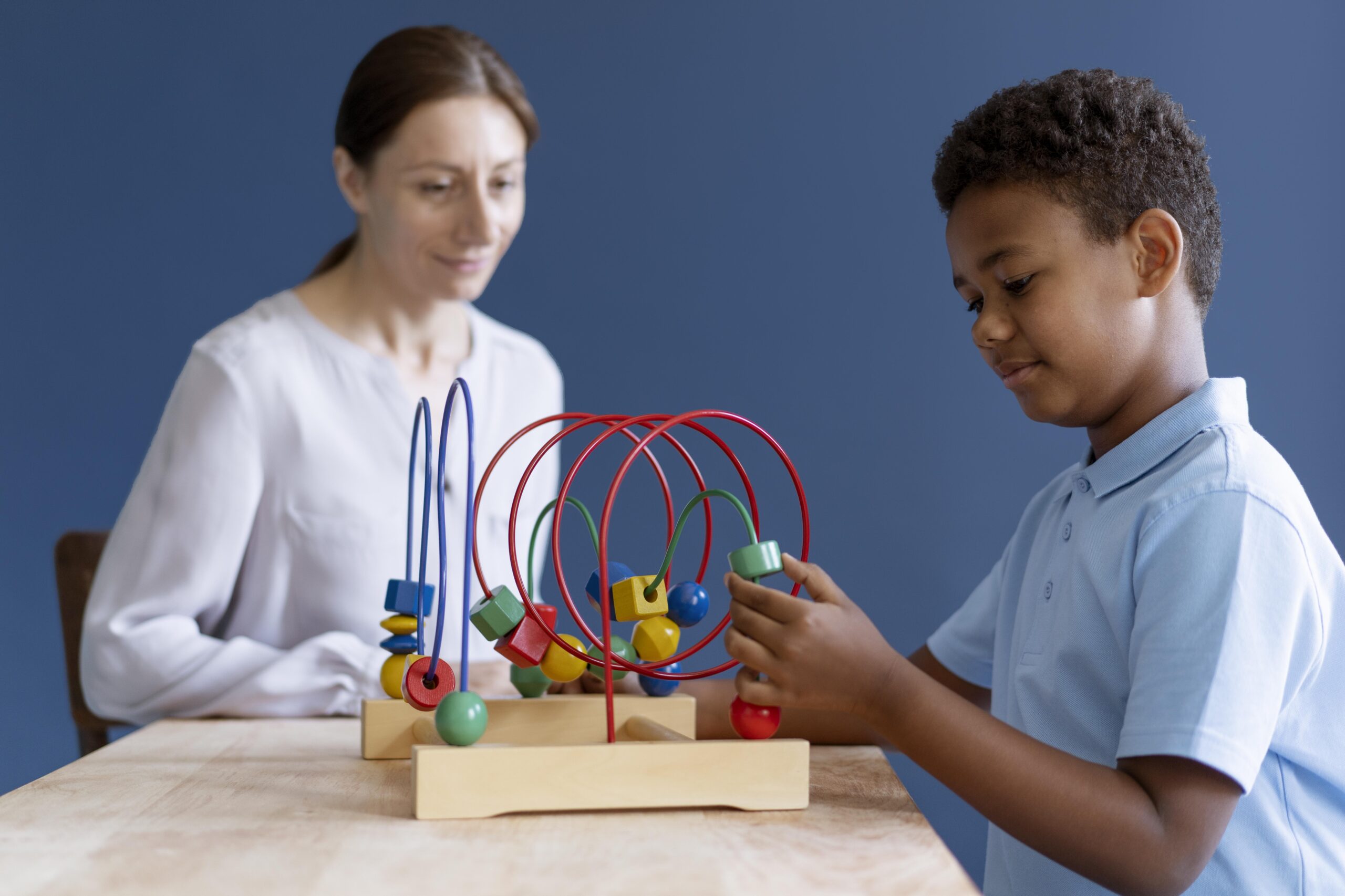 little boy having occupational therapy session with psychologist scaled Integra Psicologia São Paulo